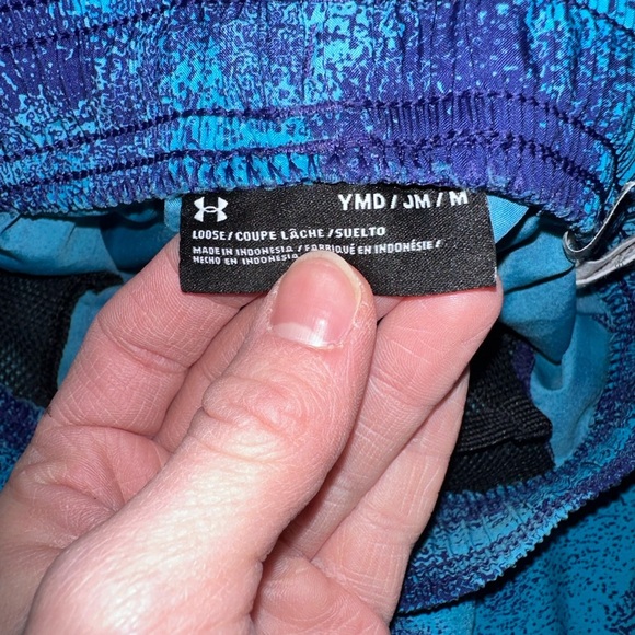 Boys under Armour loose shorts with tie strings and pockets size youth medium - Picture 3 of 5